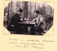 Николай Каталымов  играет в шахматы с сыном